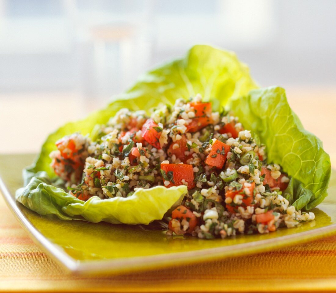 Tabbouleh auf grünem Salatblatt