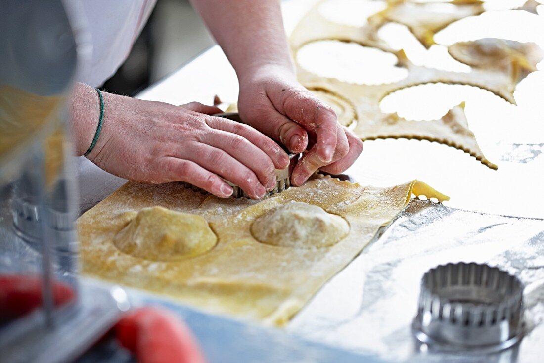 Köchin beim Zubereiten von Ravioli