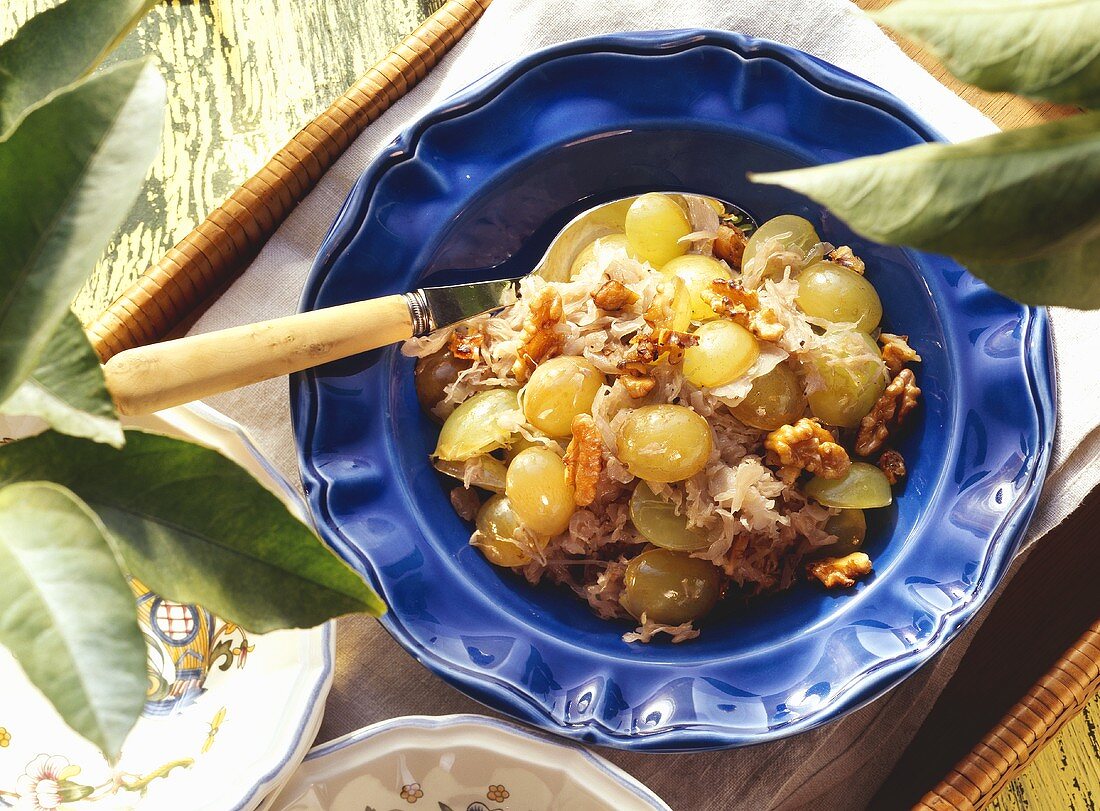 Sauerkraut mit grünen Trauben & gehackten Walnüssen