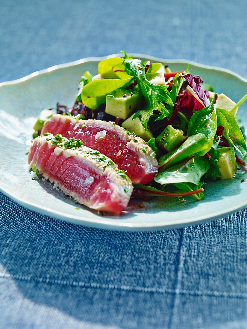 Gebeizter Thunfisch mit gemischtem Salat mit Avocado
