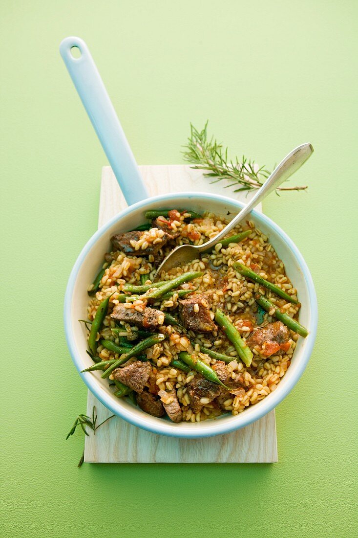 Fried tender wheat with green beans and beef