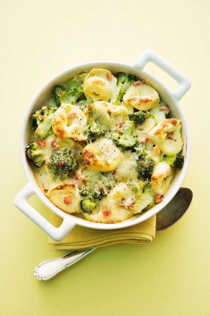 Tortellini bake with broccoli and bacon
