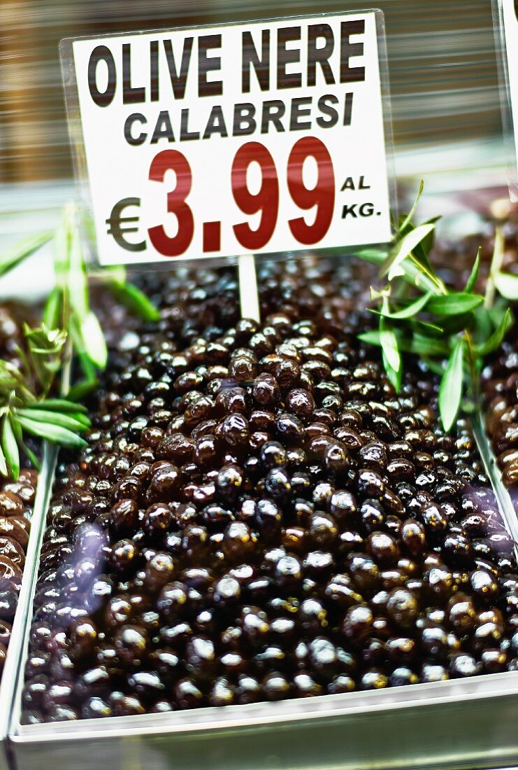 Schwarze Oliven aus Kalabrien auf dem Markt