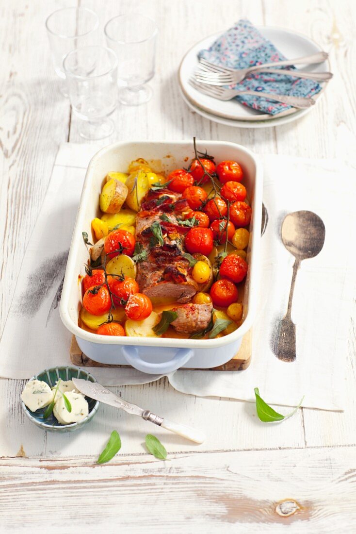 Schweinefilet mit Kartoffeln, Kirschtomaten und Salbeibutter