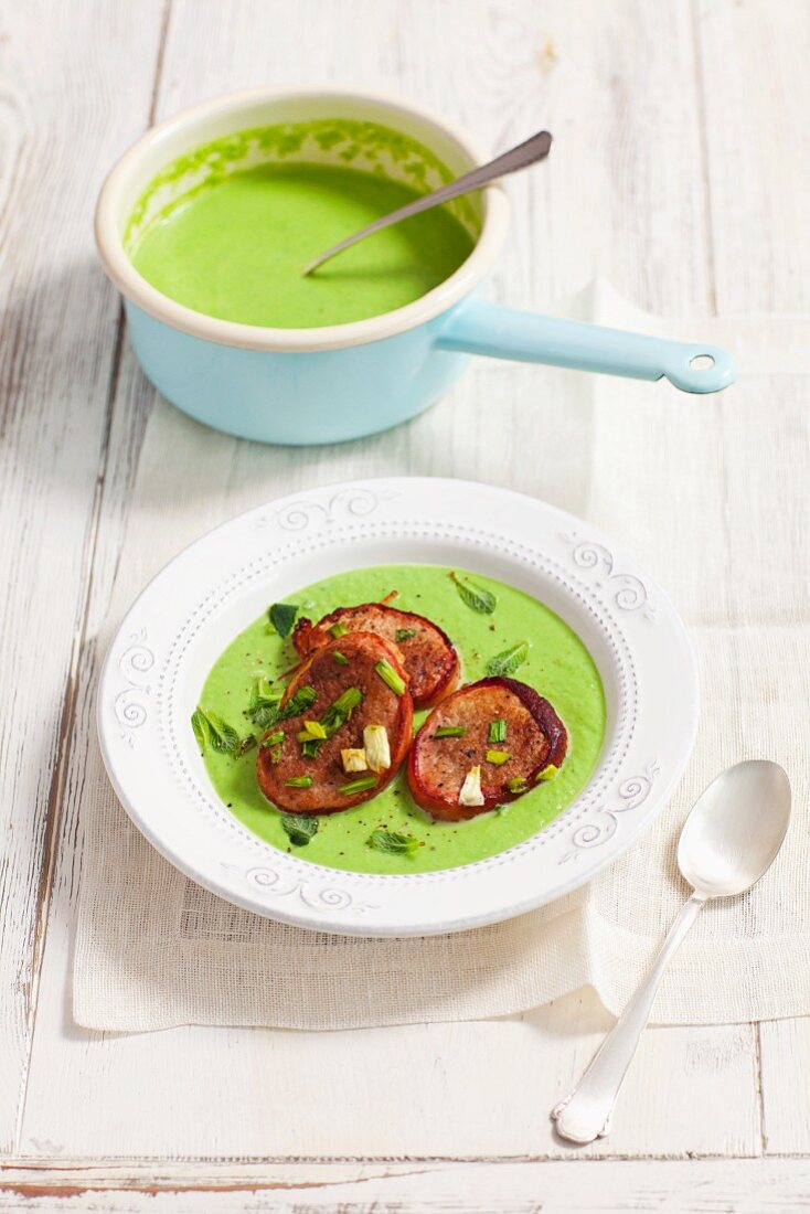 Pork medallions with bacon and cream of pea soup