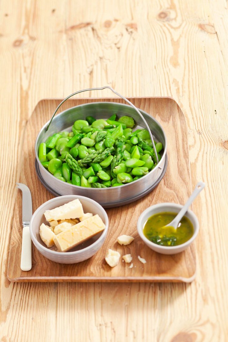 Gedämpfte Saubohnen und Spargel mit Pesto und Parmesan