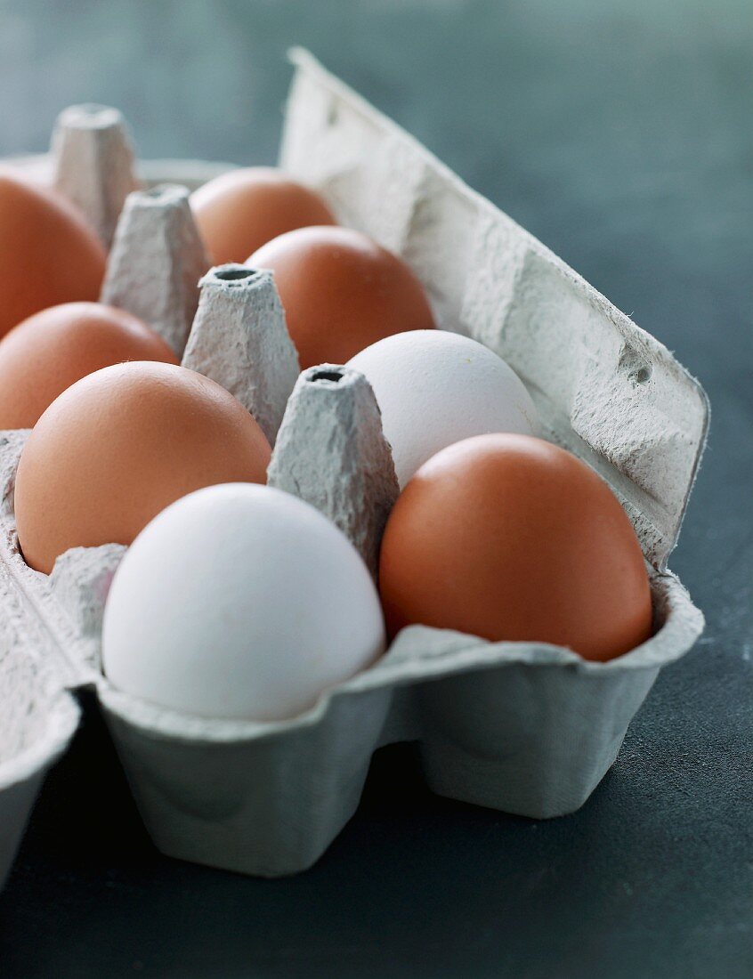Braune und weiße Eier im Eierkarton