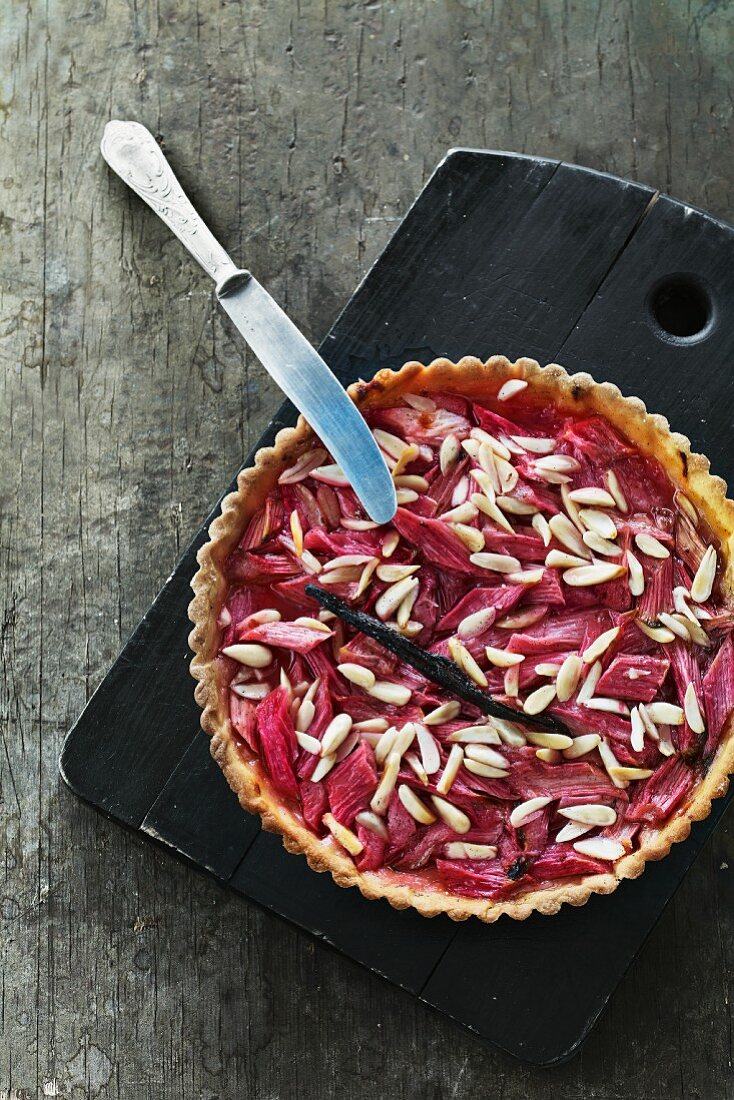 Rhubarb tart with vanilla and almonds