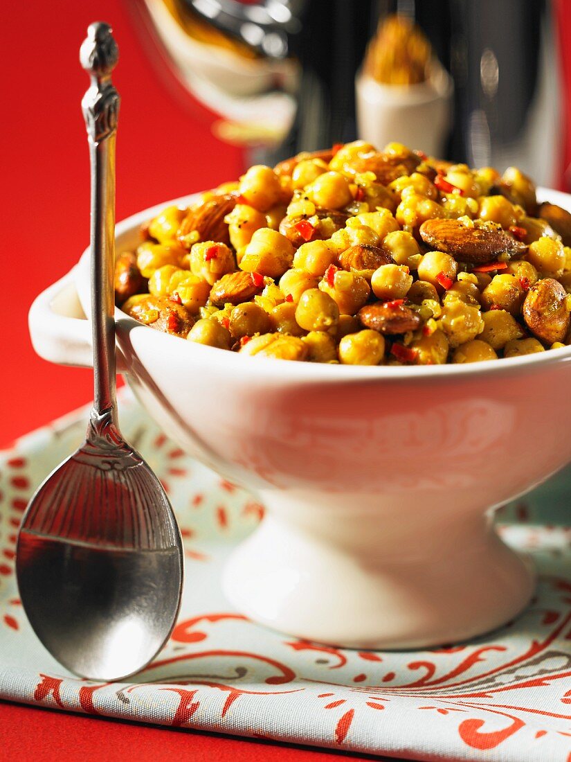 Spicy chickpeas with almonds