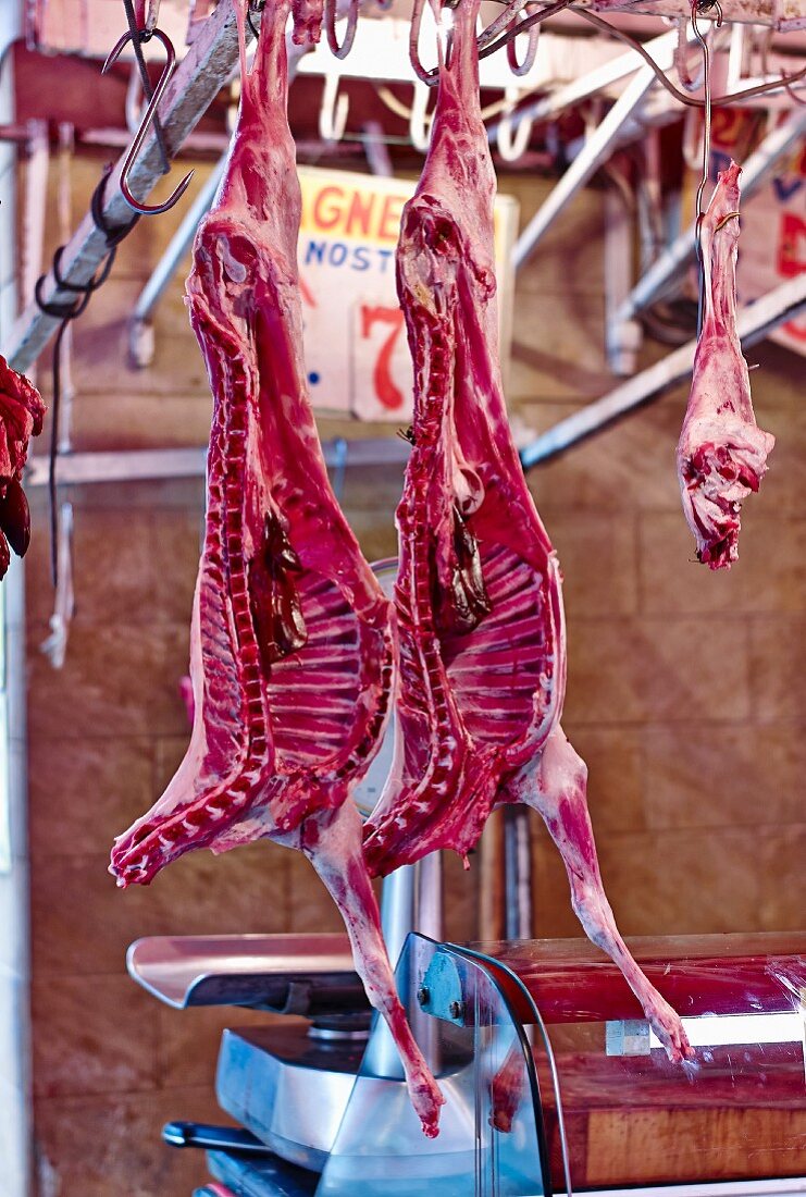 Ziegenhälfte in einer Fleischerei (Süditalien)