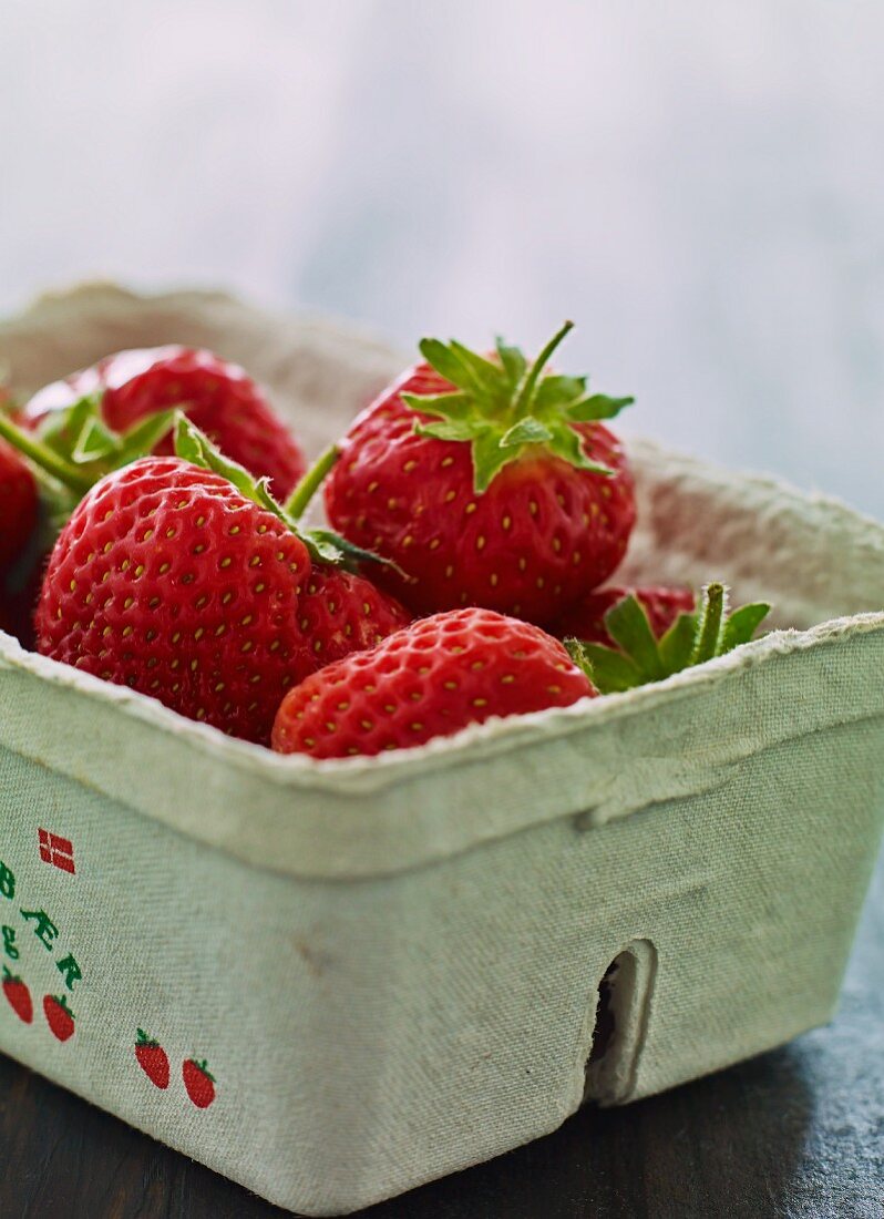 Frische Erdbeeren in einer Pappschale