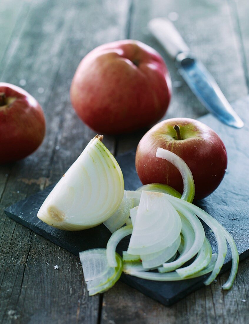 Äpfel und Zwiebelscheiben