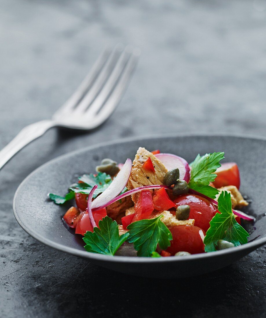 Tomato salad with onions, capers and tuna