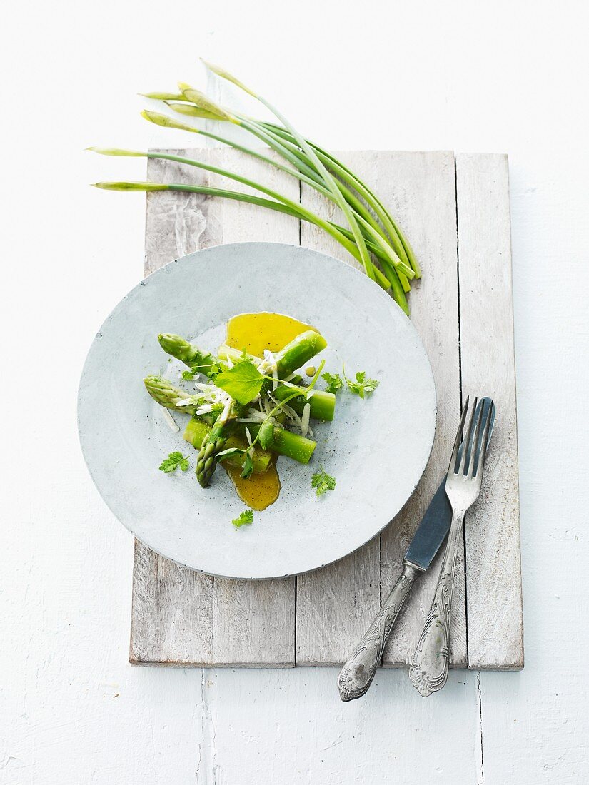 Grüner Spargel mit Olivenöl und Schnittknoblauch zu Ostern