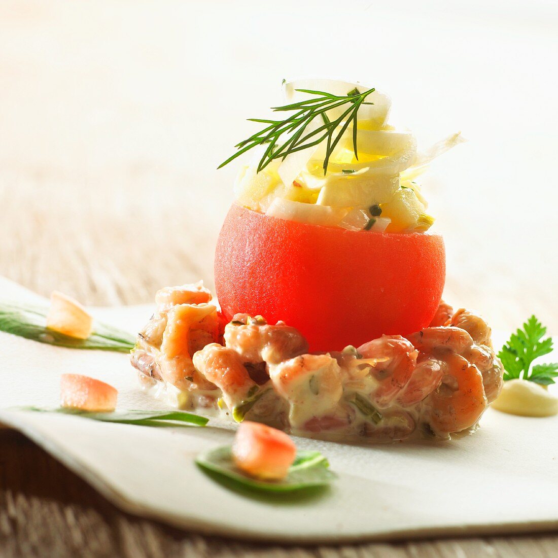Tomate mit Chicorée und Garnelensalat