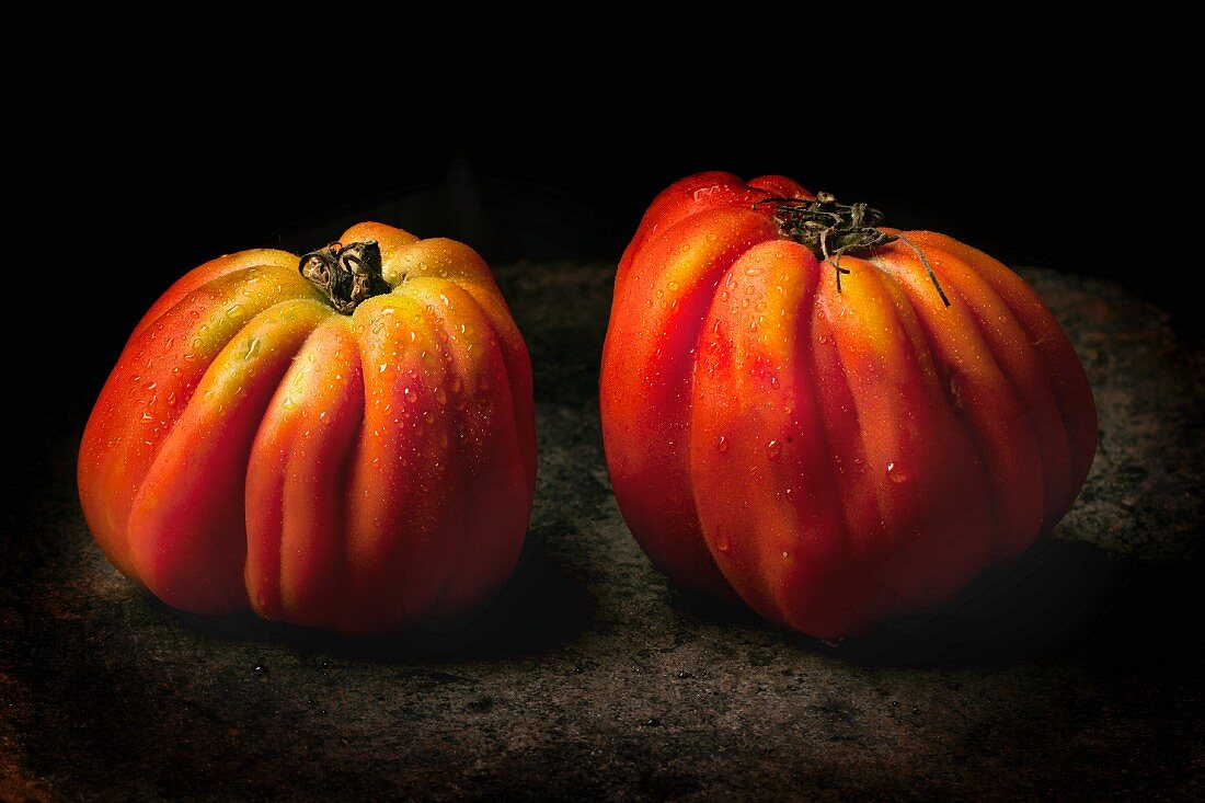 Zwei Fleischtomaten mit Wassertropfen