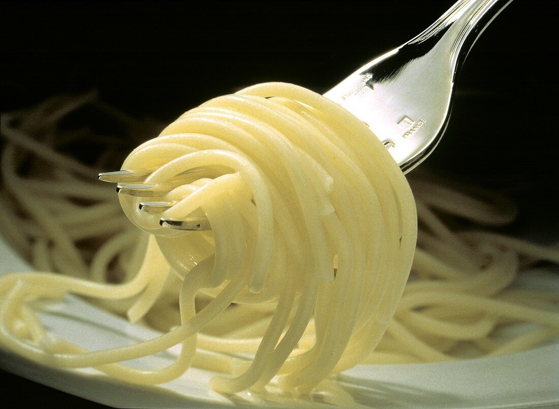 Gekochte Spaghetti aufgewickelt auf Gabel
