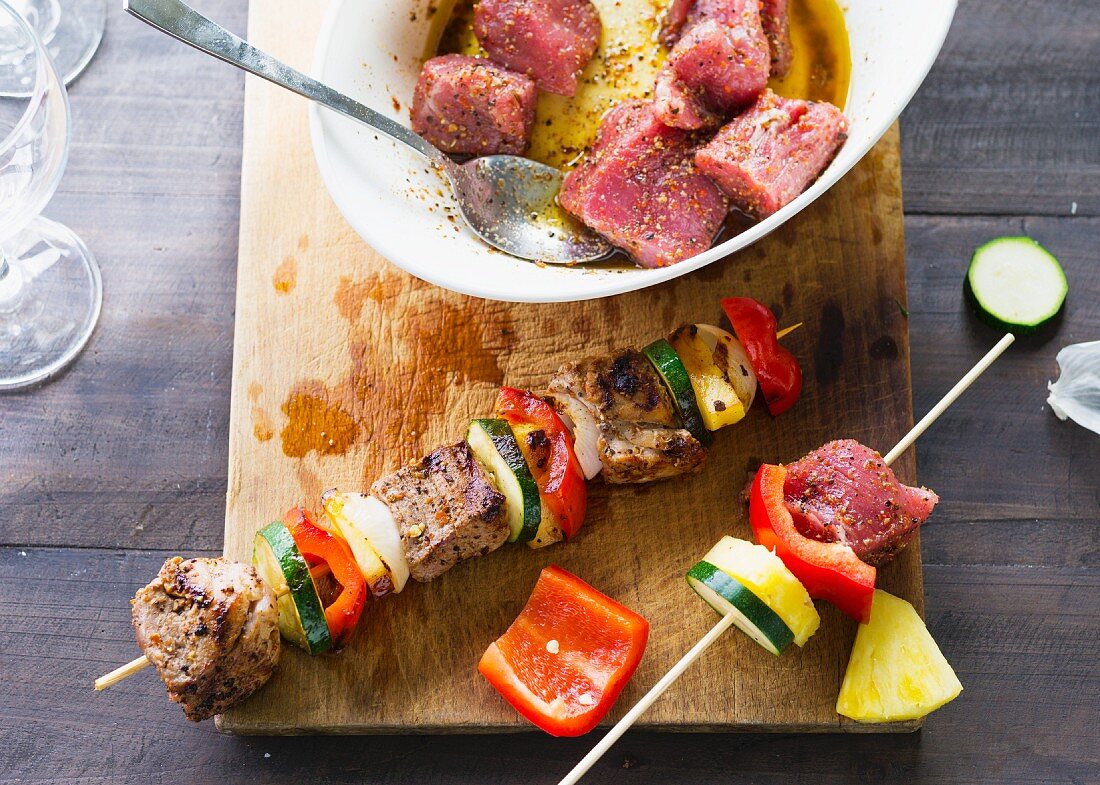 Colourful Caribbean skewers with beef, pepper and pineapple