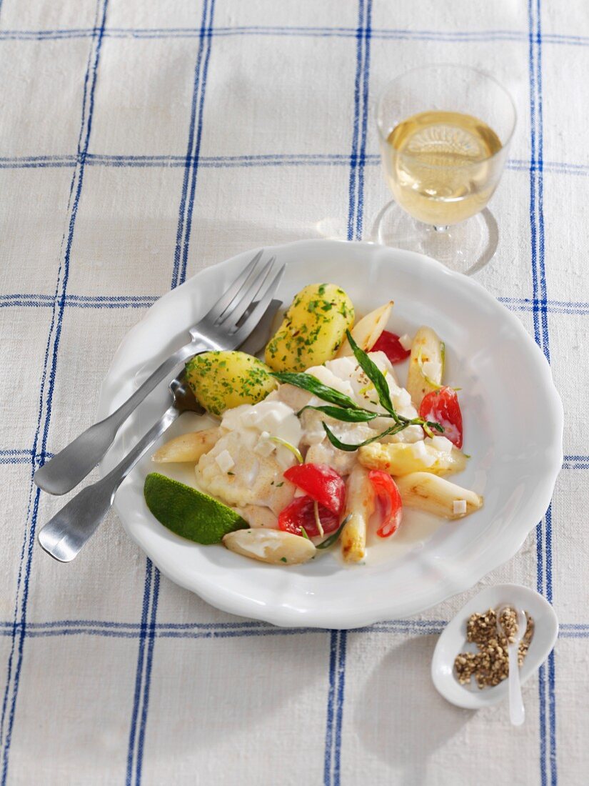 Gedünstetes Dorschfilet mit Spargel, Tomaten und Limettensauce