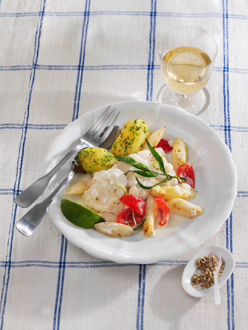 Steamed cod fillet with asparagus, tomatoes and a lime sauce