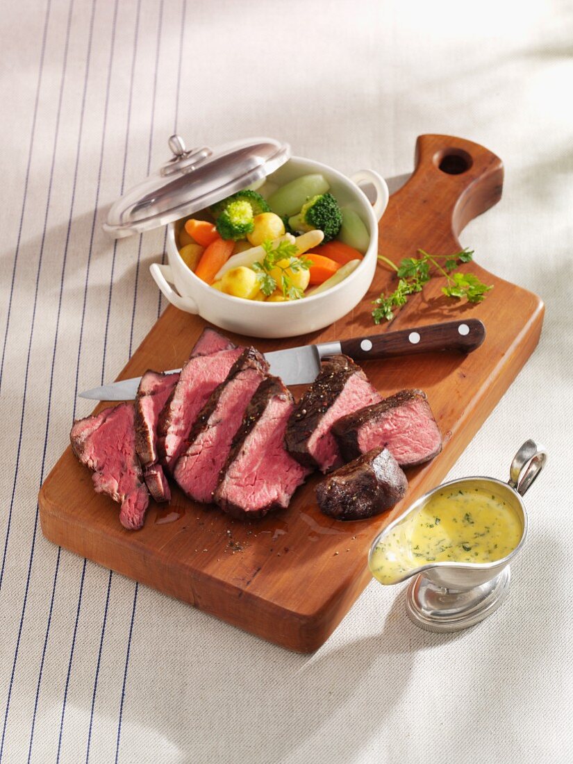 Beef fillet with Hollandaise sauce and vegetables