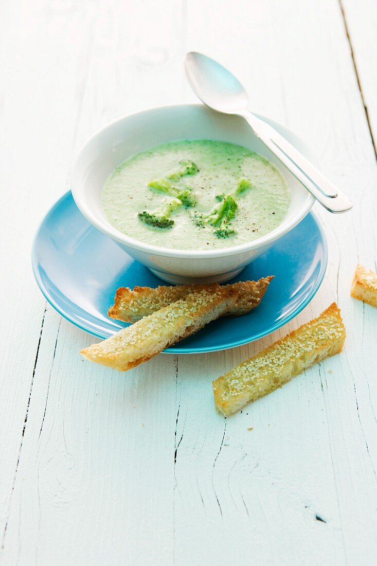 Cream of broccoli soup with crispy bread