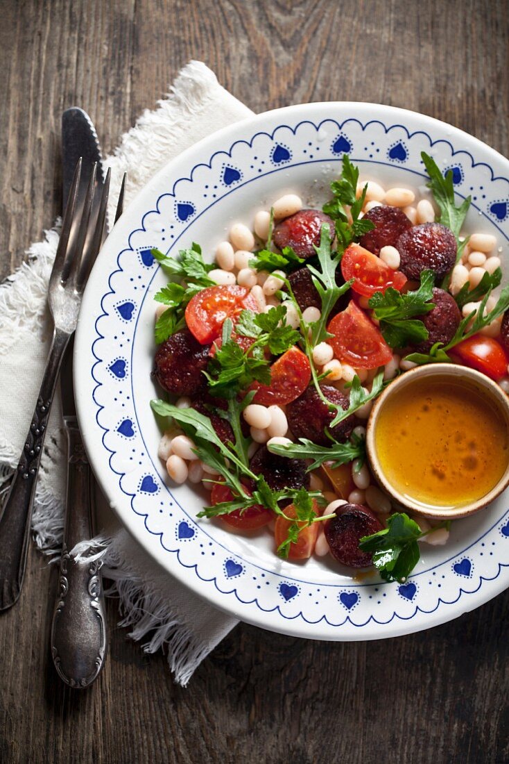 Salat mit weissen Bohnen, Wurst, Tomaten & Rucola
