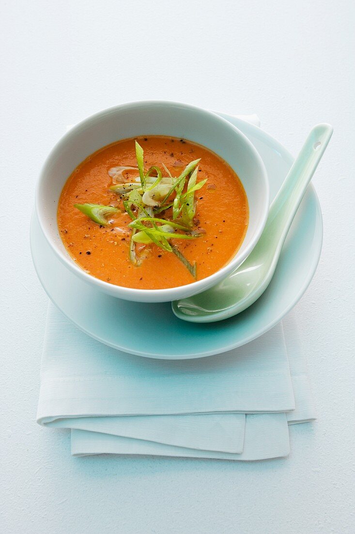 Tomaten-Kokos-Suppe mit Frühlingszwiebel