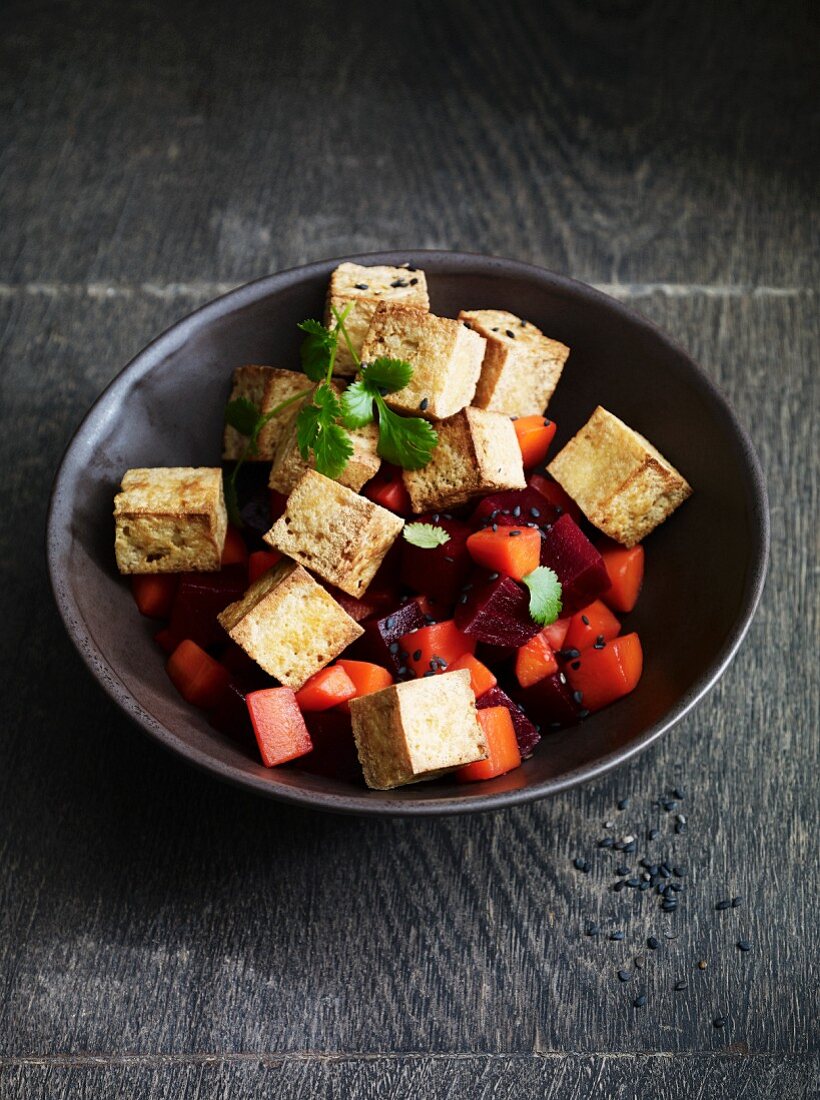 Grilled tofu with beetroot