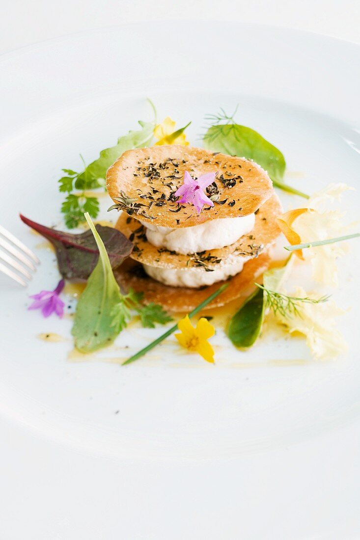 Gefüllte Strudelblätter mit Ziegenfrischkäsemousse, Zitronenthymiankaramell und Gartenkräutersalat