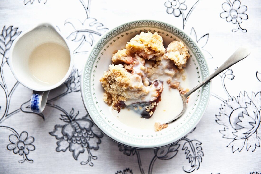 Rhubarb crumble with vanilla sauce