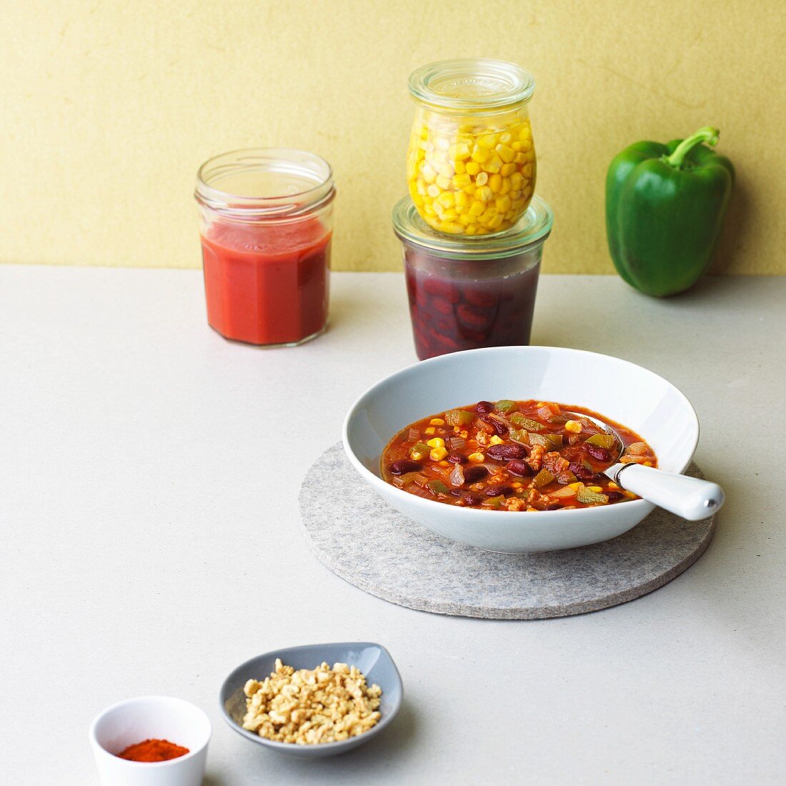 Kidneybohnen-Chili-Suppe mit Mais und Soja