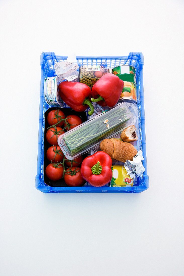 Einkaufskorb mit Gemüse und Fertigprodukten