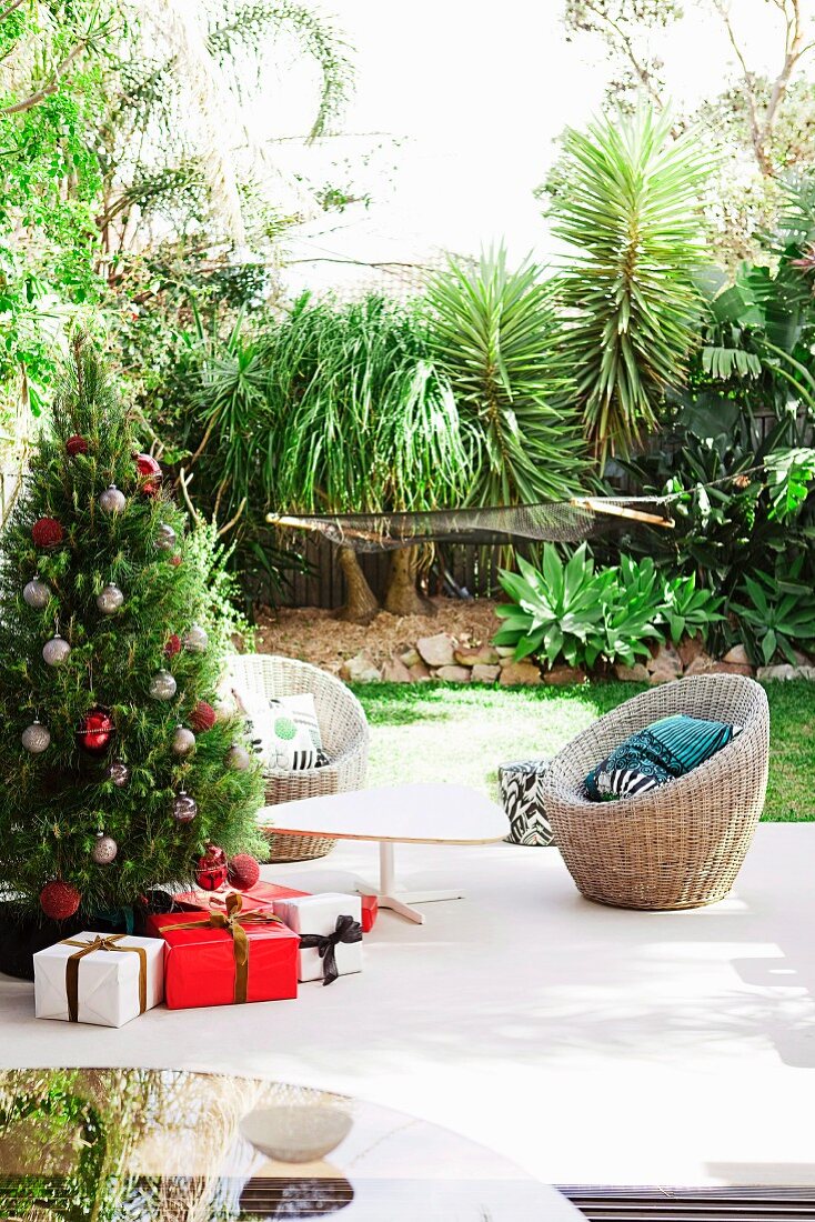Weihnachtsstimmung auf Terrasse in tropischem Garten