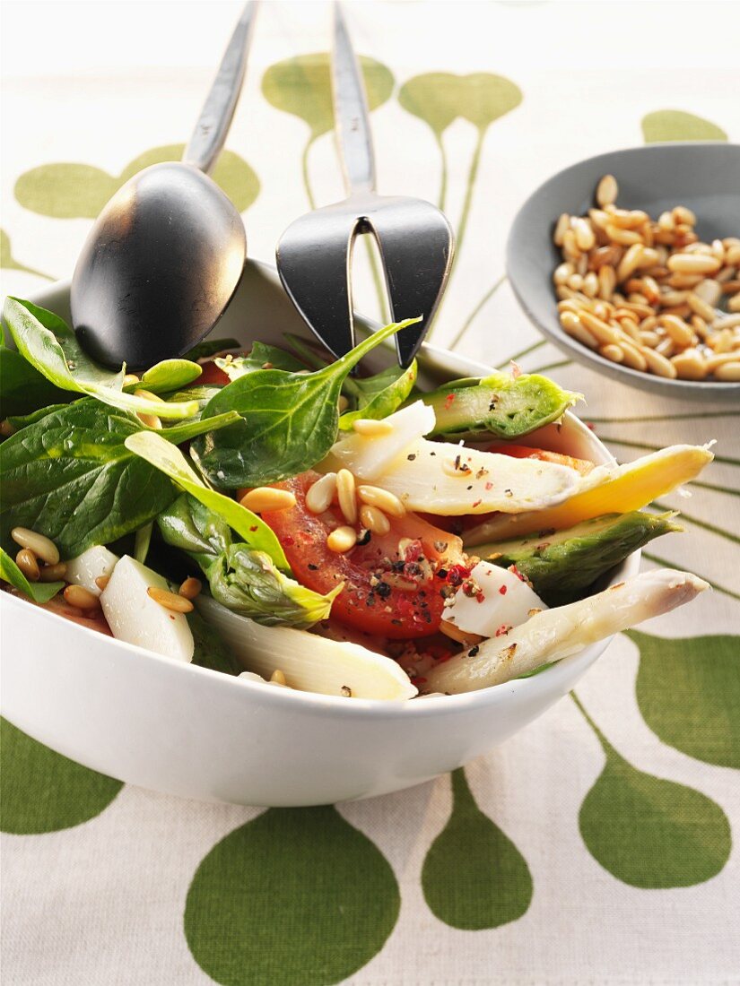 Asparagus salad with tomatoes, spinach and pine nuts