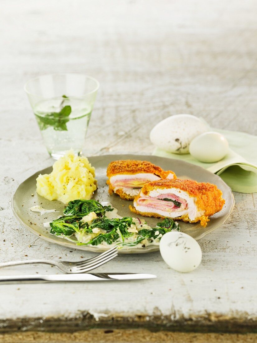 Zitronen-Salbei-Cordon bleu mit Blattspinat und Kartoffelpüree zu Ostern