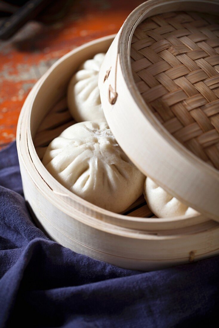 Dumplings in a bamboo steamer (Asia)
