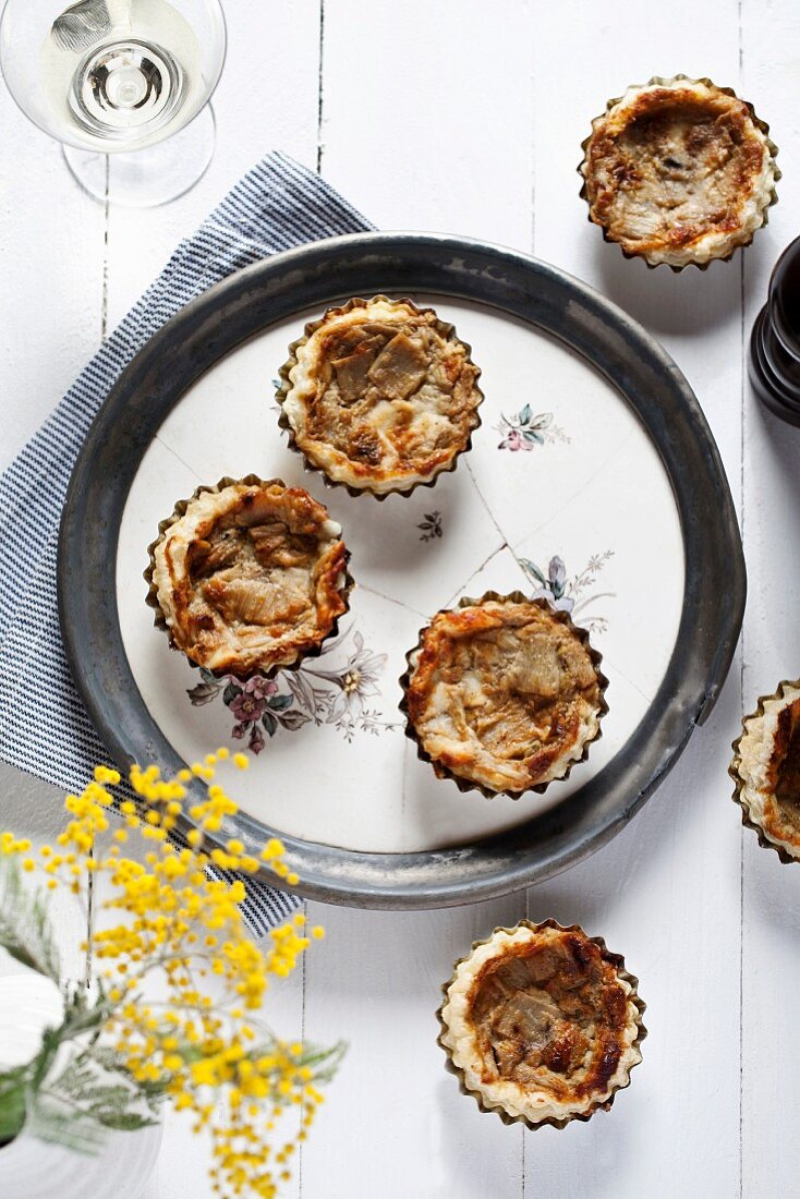 Mehrere Zwiebeltorteletts