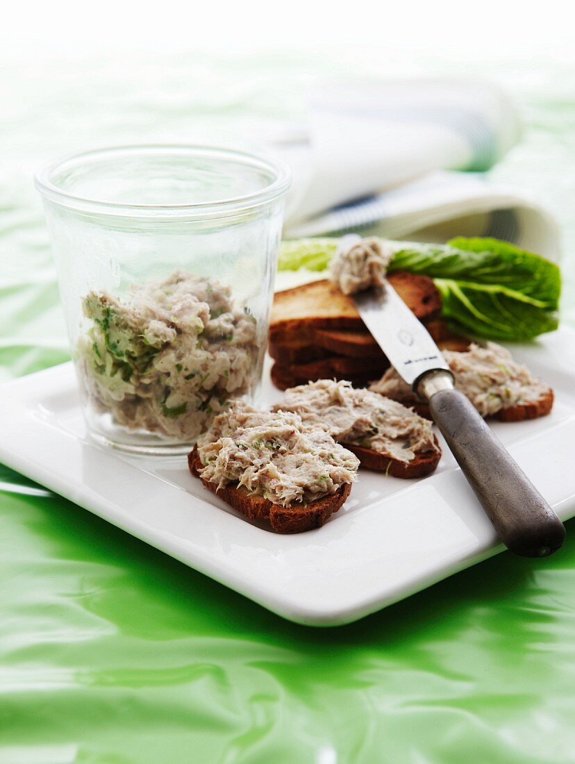 Rillette auf knusprigem Brot