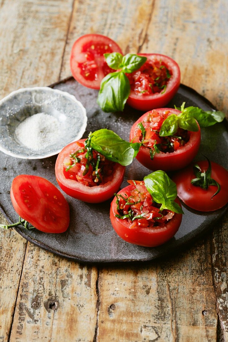 Gefüllte Tomaten mit Basilikum und Vanillesalz
