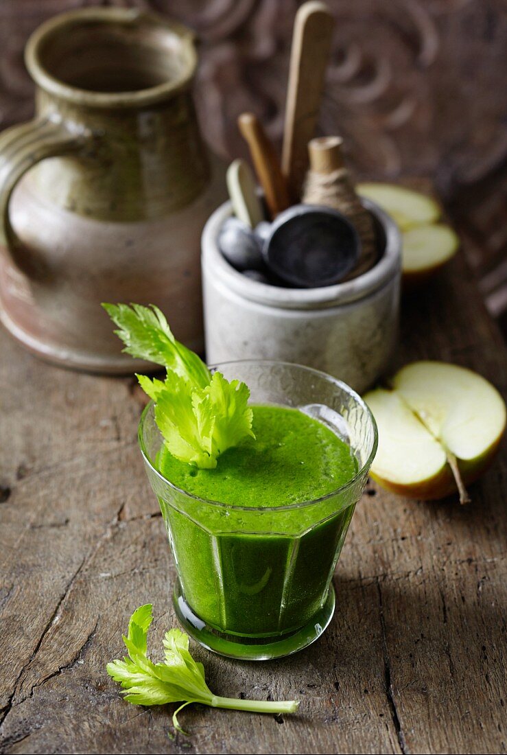 Smoothie mit Spinat, Apfel, Staudensellerie und Zucchini