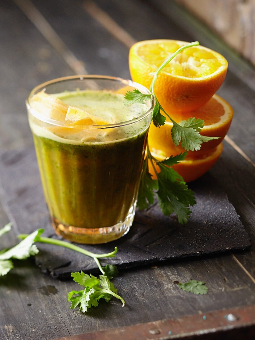 Smoothie mit Orange, Möhre und Koriandergrün