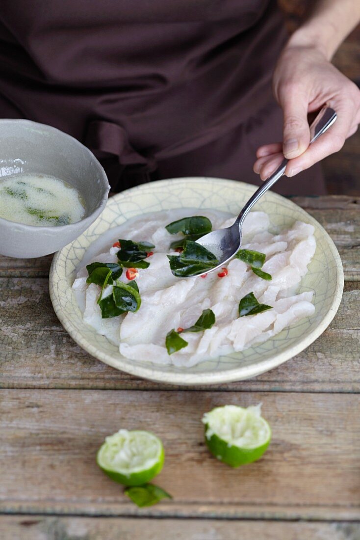 Pangasiusfilet mit Dressing beträufeln