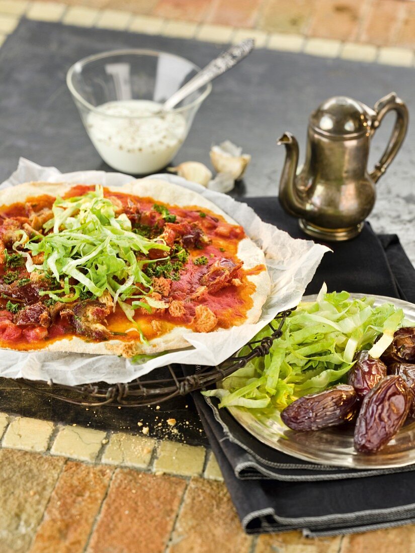 Lahmacun (Fladenbrotpizza mit Hackfleisch) und Datteln (Türkei)