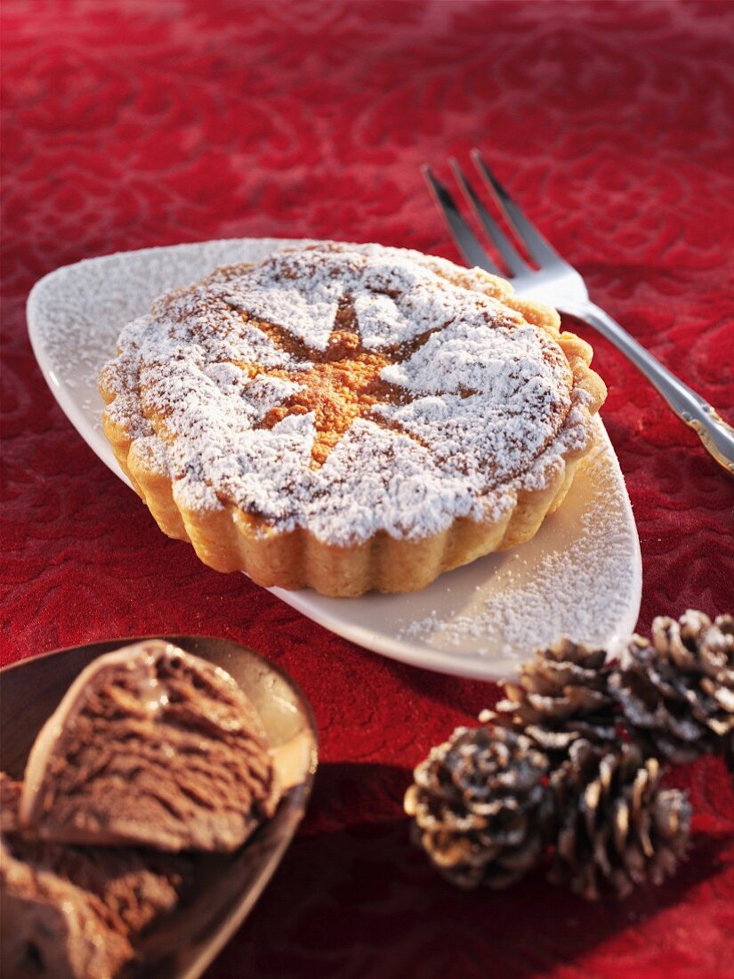 An almond tartlet with icing sugar (Christmas)