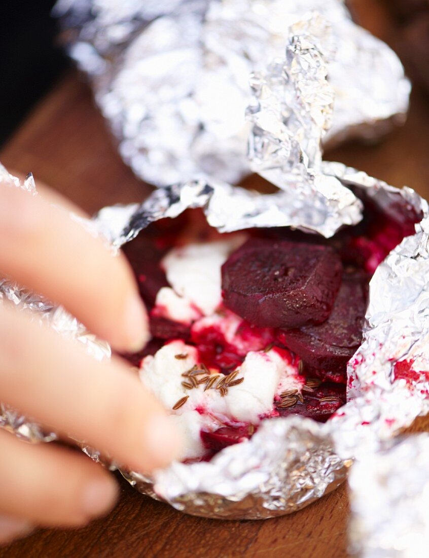 Grilled beetroot in aluminium foil for an autumnal picnic