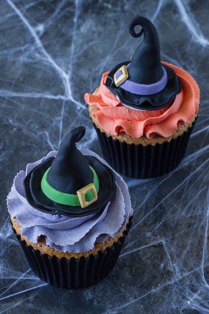 Zwei Cupcakes für Halloween mit Hexenhüten dekoriert