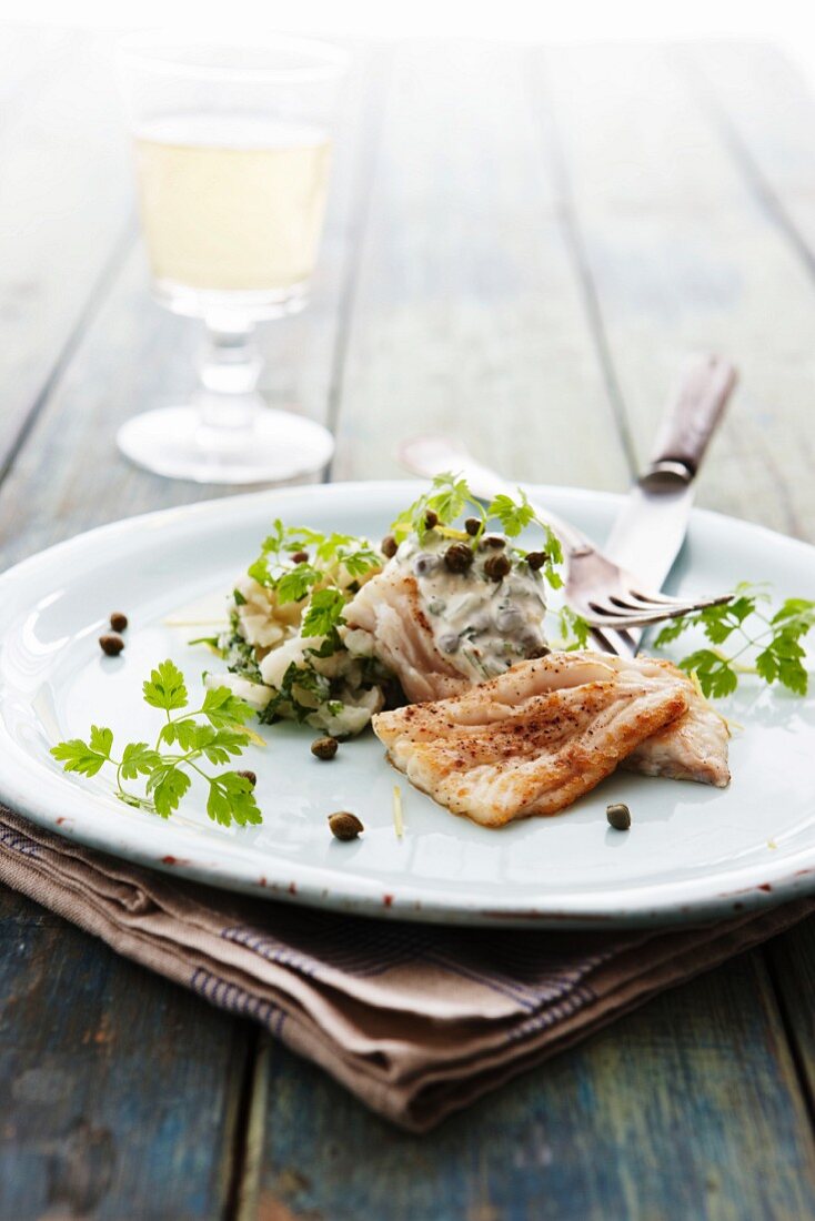 Kabeljaufilet mit Zaziki, Kapern und Kerbel