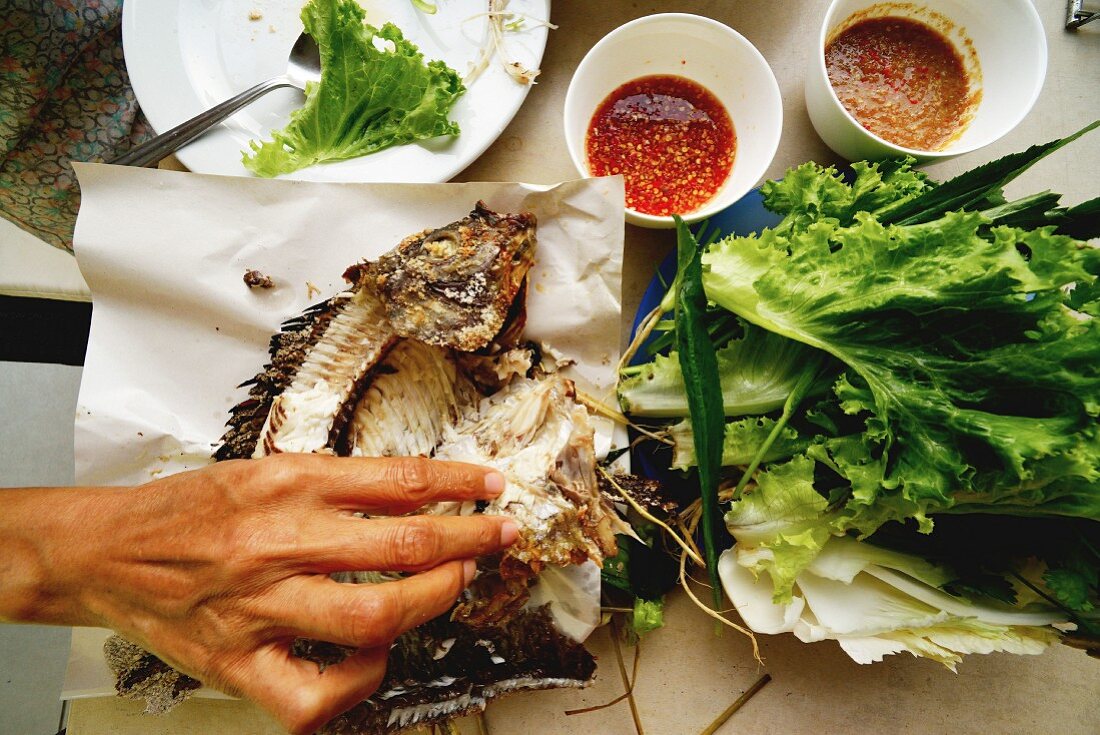 Gegrillter Tilapia mit Salat und Saucen (Thailand)