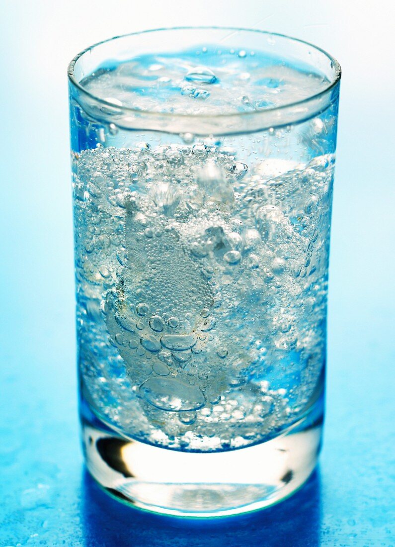 Ein Glas Mineralwasser mit Eiswürfeln